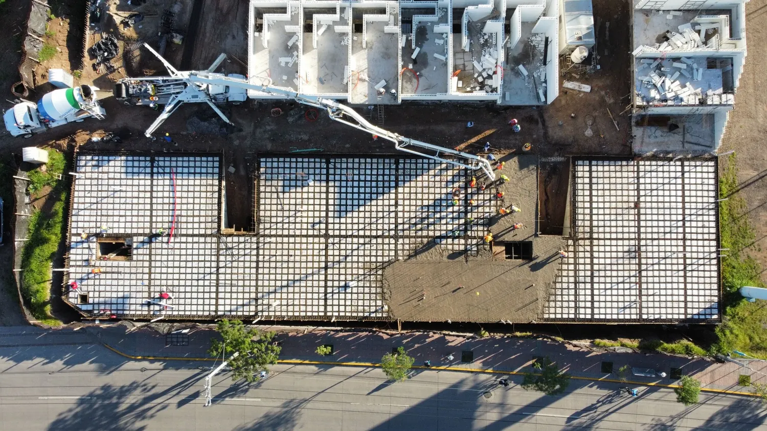 Bomba lança realizando concretagem de laje