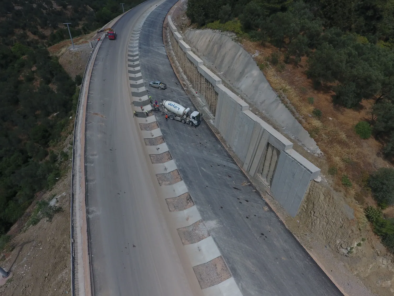 Caminhão betoneira transportando concreto usinado - atendimento em Octogonal